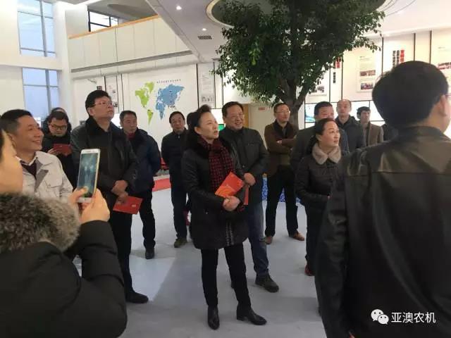 市農(nóng)機(jī)局劉勤局長(zhǎng)觀看亞澳發(fā)展史  市農(nóng)機(jī)局劉勤局長(zhǎng)觀看亞澳發(fā)展史