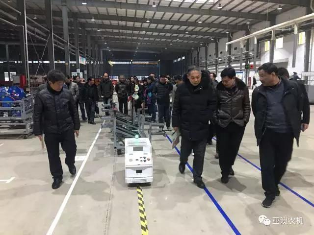各級(jí)領(lǐng)導(dǎo)觀摩總裝配線的AGV智能搬運(yùn)車  各級(jí)領(lǐng)導(dǎo)觀摩總裝配線的AGV智能搬運(yùn)車